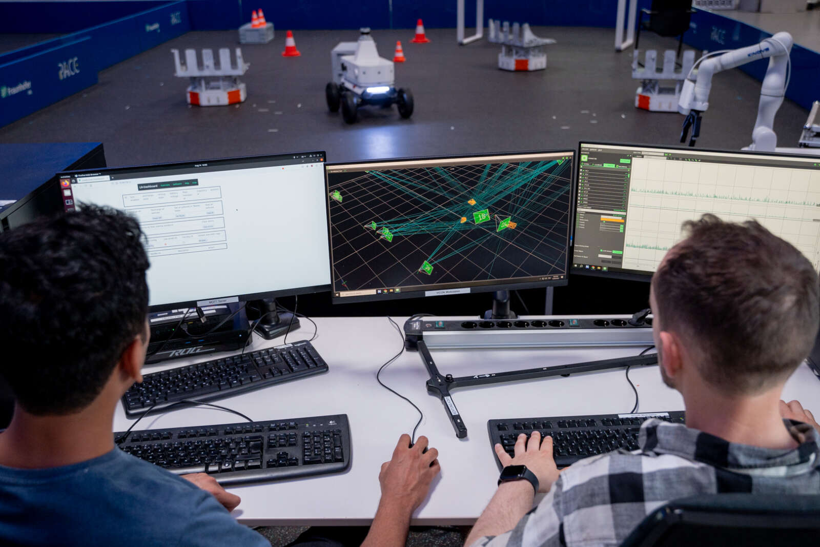 Personen programmieren Roboter im Pace Lab